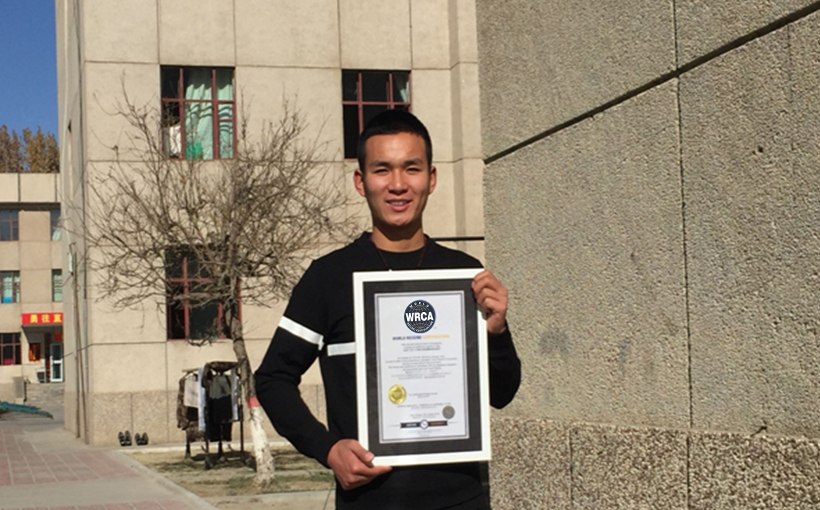 负重15公斤30秒内做健腹轮数量最多