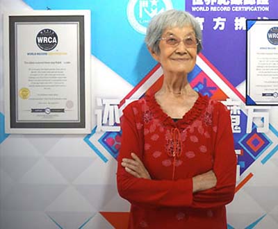 最高龄还原三阶魔方