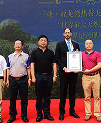 世界最大天然弥勒佛像