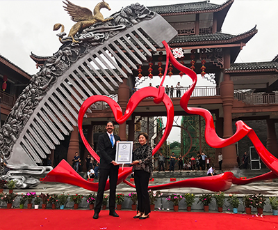 最大的铜梳雕塑