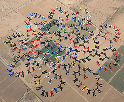 最多人数自由落体时在空中形成图案