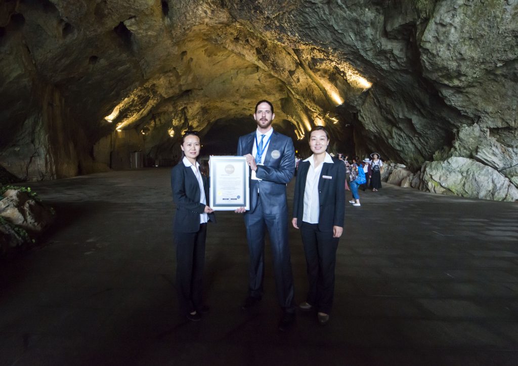 世界最长可供连续乘船游览的地下暗河景区