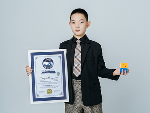 最小年龄左手单手盲拧还原二阶魔方