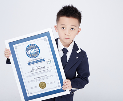 最小年龄连续盲拧还原3个枫叶魔方