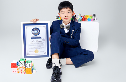 最小年龄双手背后盲拧还原三阶魔方