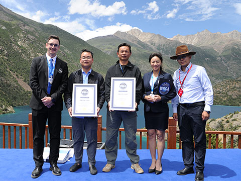 世界海拔最高的天然三色湖景观