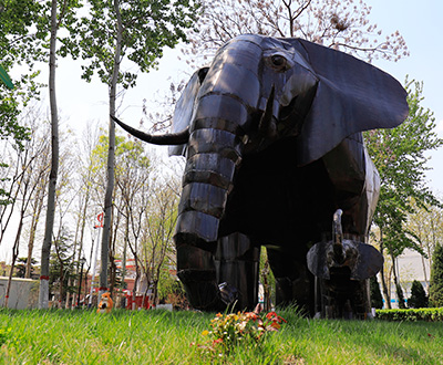 世界最大钢铁“象”形雕塑