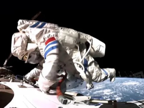 世界最长太空行走纪录