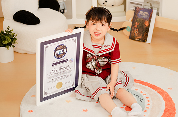 最小年龄于魔方比赛中8秒内还原三阶魔方