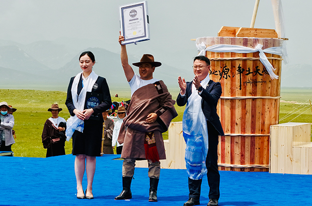 最大规模的黑牦牛挤奶活动