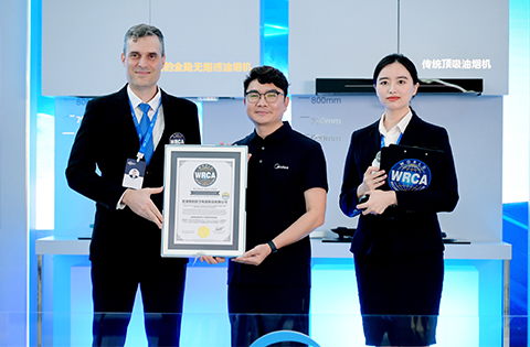 央视网：破解行业难题！美的全隐无烟感油烟机创造世界纪录